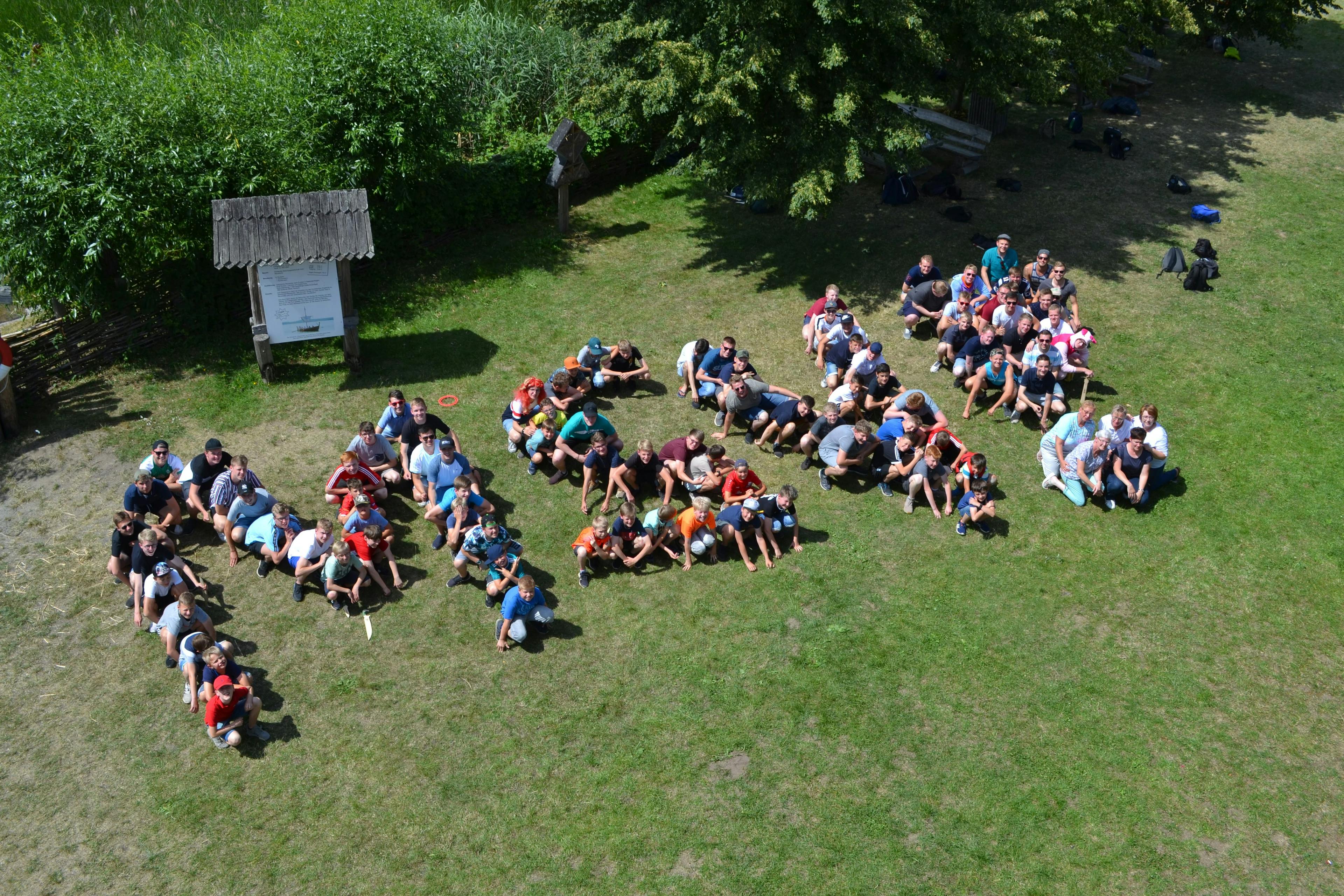 Bild aus dem Messdienerlager 2019 auf dem die Buchstaben "MSV!" aus den Messdienern gebildet wurden
